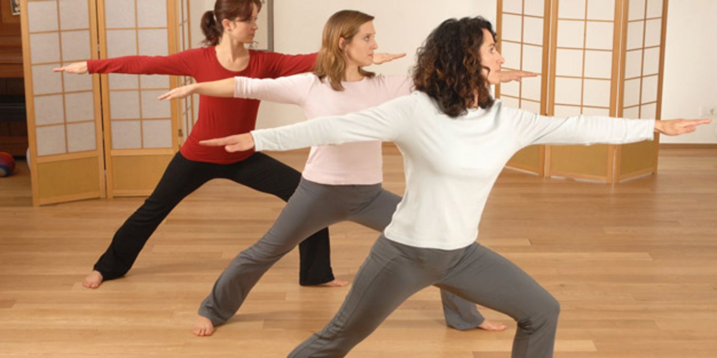 Drei Frauen beim Yoga