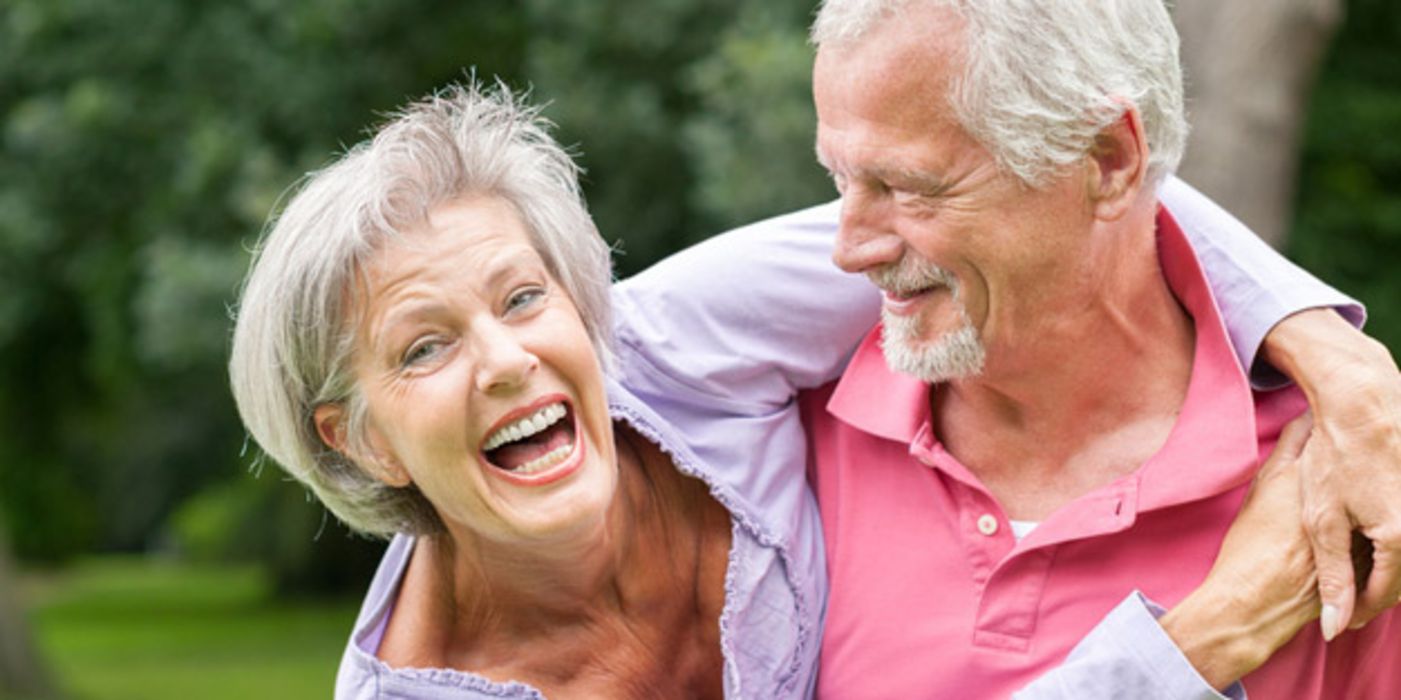 Älteres Paar im Freien, die Frau lacht