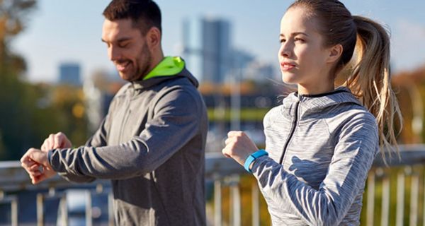 Viele Sportler nutzen Fitnessarmbänder, um ihre Leistung zu kontrollieren.