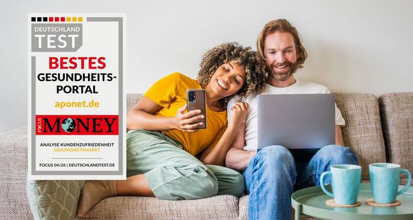 Pärchen auf dem Sofa - liest in Handy und Tablet