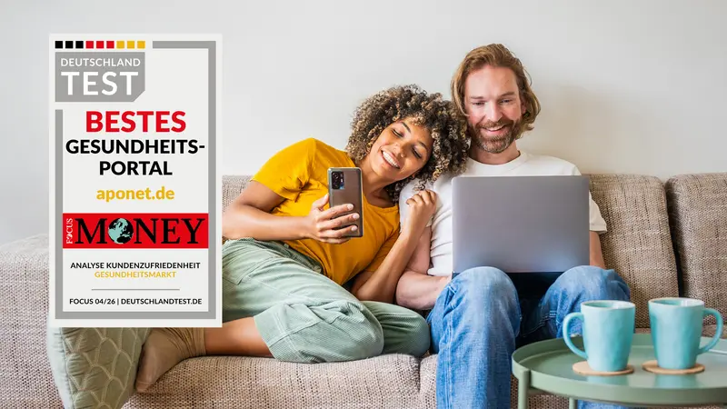 Pärchen auf dem Sofa mit Tablet und Handy.