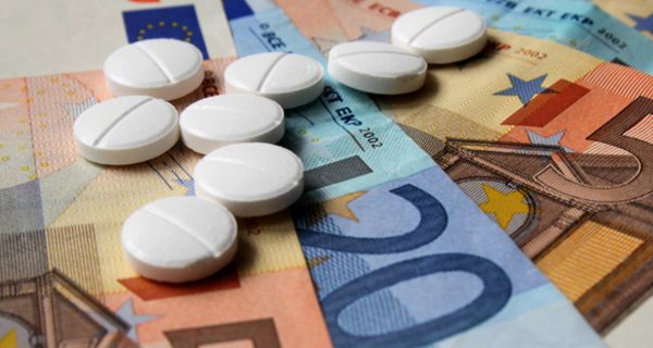 Euro-Geldscheine und weiße Tabletten