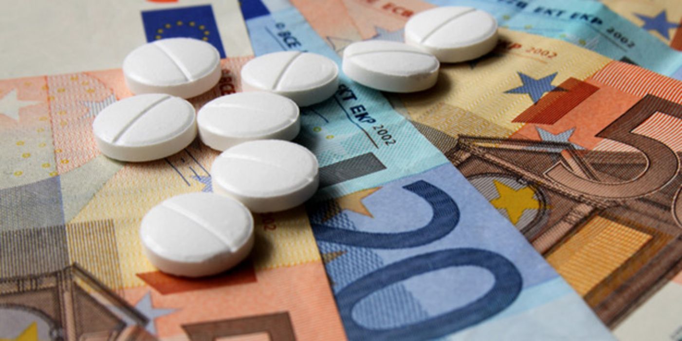 Euro-Geldscheine und weiße Tabletten