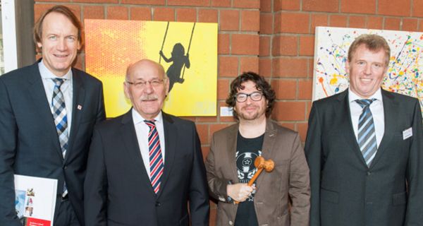 (v.l.n.r.): Thomas Preis (Vorsitzender AV Nordrhein e.V.), Rudolf Jelinek (1. Bürgermeister Stadt Essen), Auktionator Hennes Bender, Manfred Puppel (Vorstand BKK-Landesverband Nordwest). 