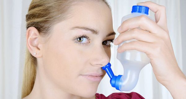 Eine Nasendusche hilft bei chronischen Beschwerden der Nasennebenhöhlen.