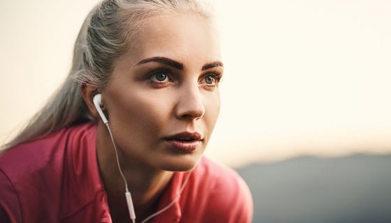 Junge Frau in Sportkleidung und Make-up