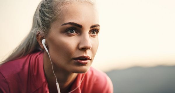 Junge Frau in Sportkleidung und Make-up