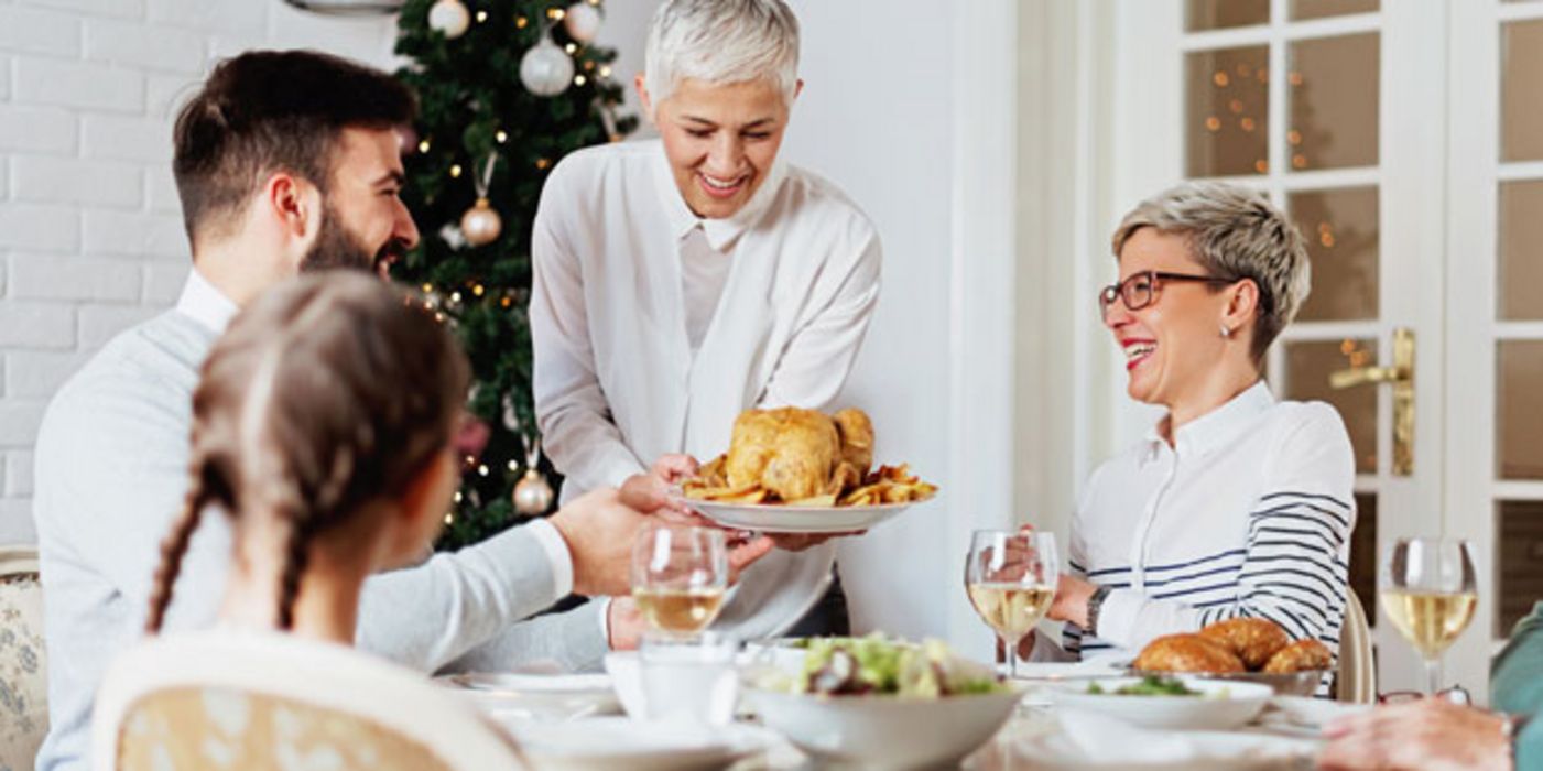 Viele freuen sich auf das weihnachtliche Festmahl. Doch Vorsicht: Hier lauern Extrakalorien, die sich auf der Waage niederschlagen können.