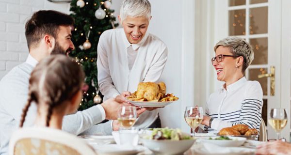 Viele freuen sich auf das weihnachtliche Festmahl. Doch Vorsicht: Hier lauern Extrakalorien, die sich auf der Waage niederschlagen können.