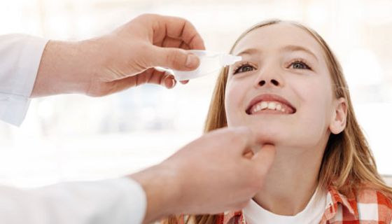 Augentropfen mit niedrig dosiertem Atropin können Kurzsichtigkeit aufhalten.