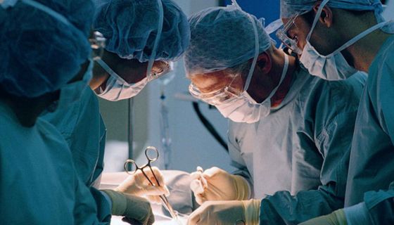 Ärzte bei einer Operation