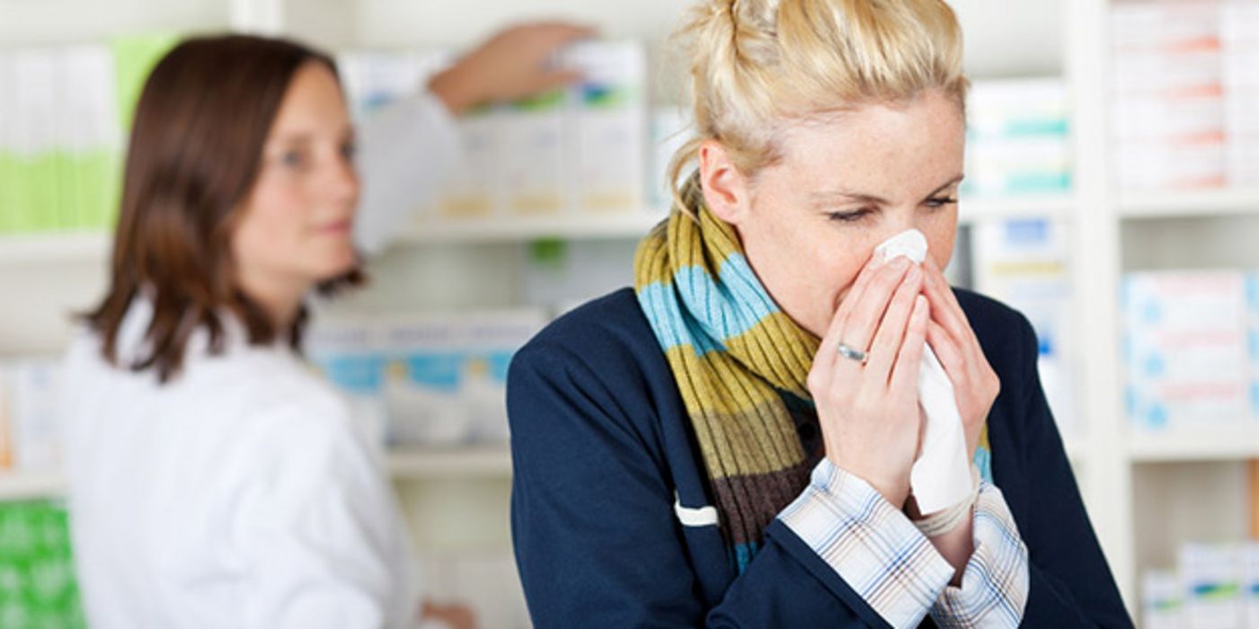 Apotheker raten bei bestimmten Erkältungssymptomen zum Arztbesuch.