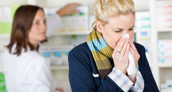 Apotheker raten bei bestimmten Erkältungssymptomen zum Arztbesuch.