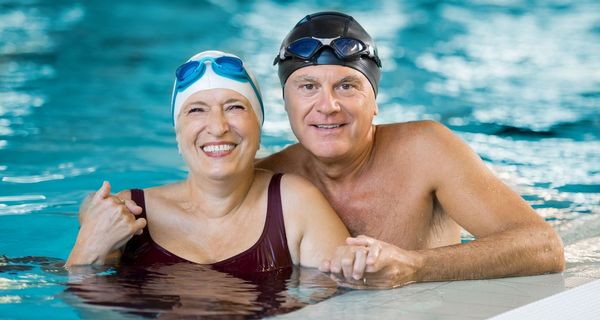 Senioren-Paar, gemeinsam im Schwimmbad.