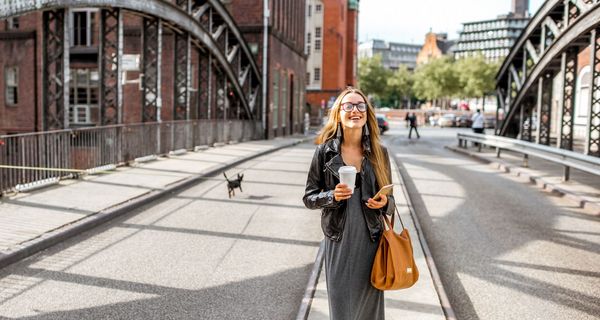 Frau steht auf einer Brücke in Hamburg.