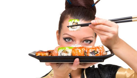 Frau mit einer Platte Sushi