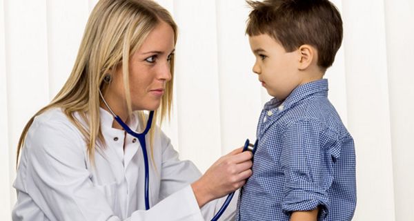 Junge, ca. 5 Jahre, wird von Ärztin der Brustkorb abgehört