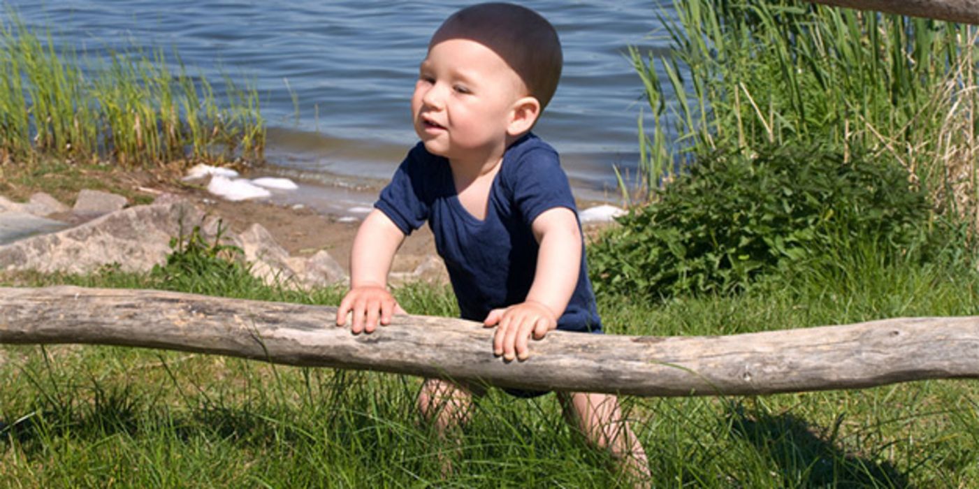 Machen Kleinkinder früh ihre ersten Schritte, deutet das auf gesunde Knochen hin.