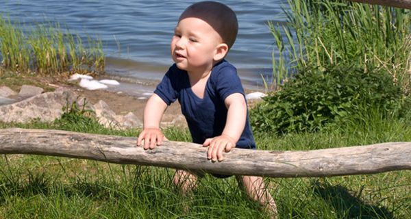 Machen Kleinkinder früh ihre ersten Schritte, deutet das auf gesunde Knochen hin.