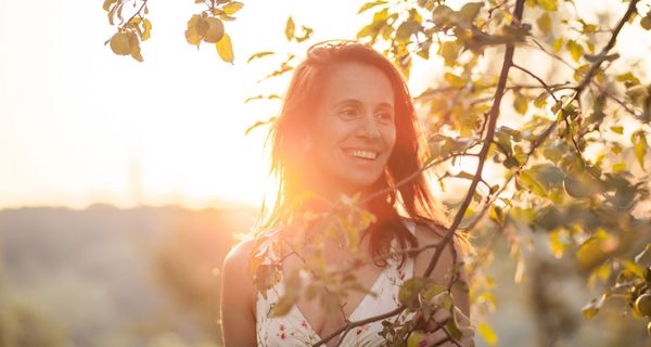 Junge Frau, Sonne von hinten.