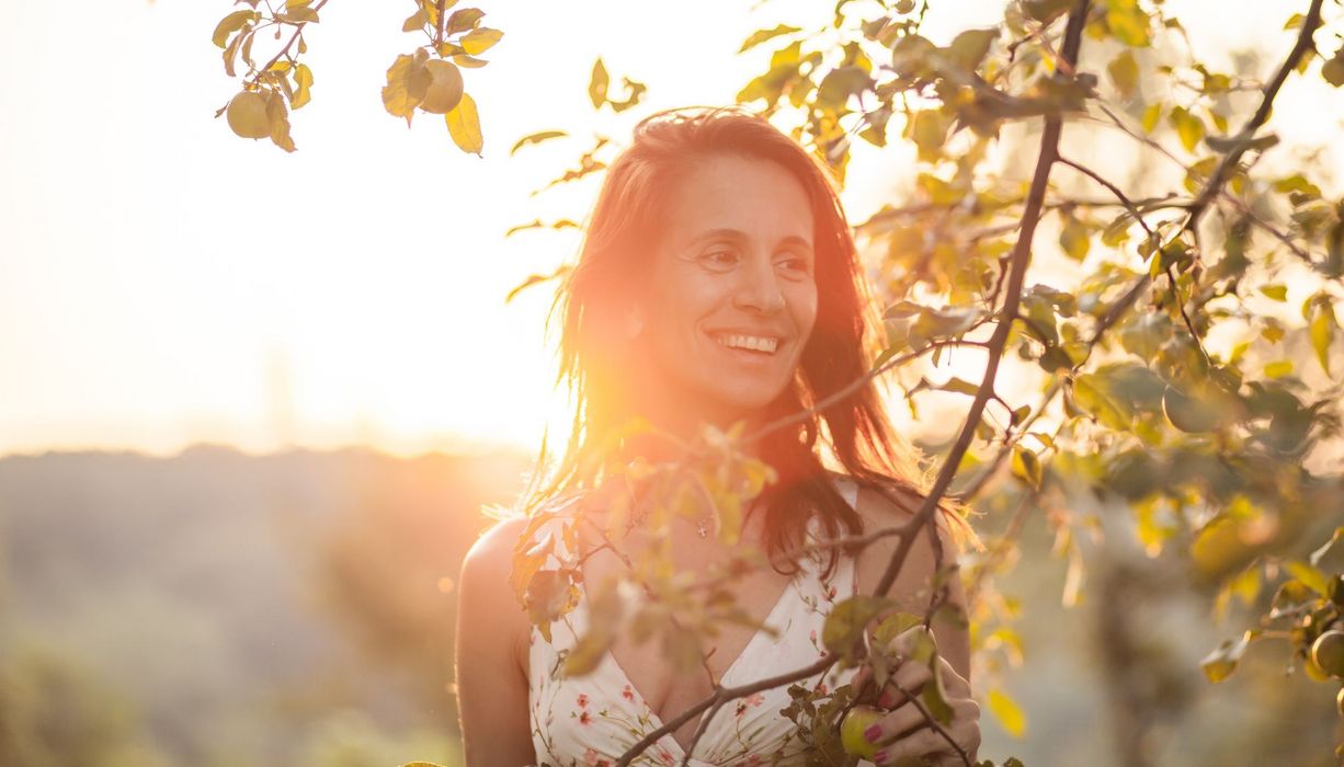 Junge Frau, Sonne von hinten.