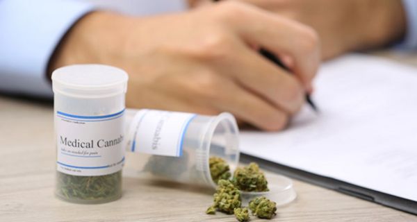 Ärzte verordnen immer häufiger Cannabis auf Rezept.