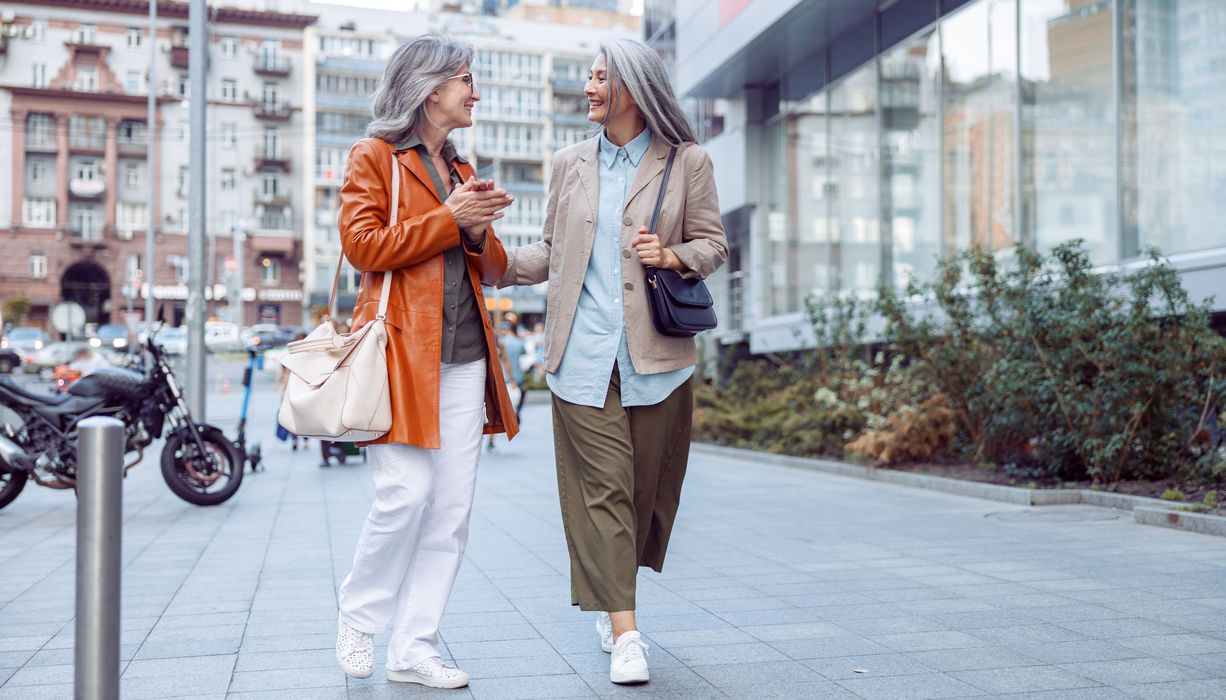 Zwei Frauen spazieren in der Stadt.