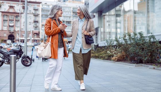 Zwei Frauen spazieren in der Stadt.
