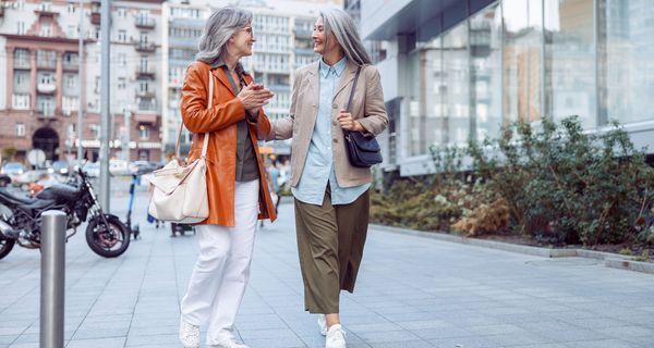 Zwei Frauen spazieren in der Stadt.