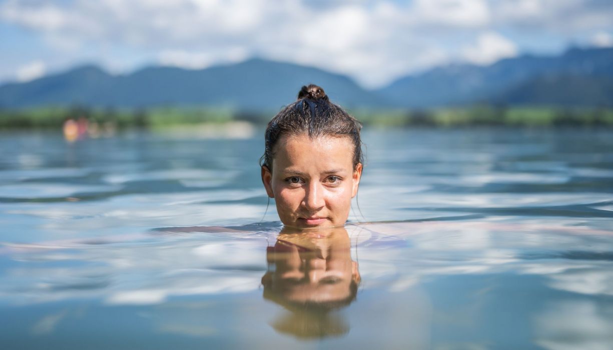 Frau schwimmt in See.