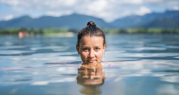Frau schwimmt in See.