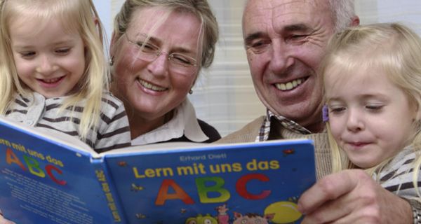 Großeltern beim Vorlesen