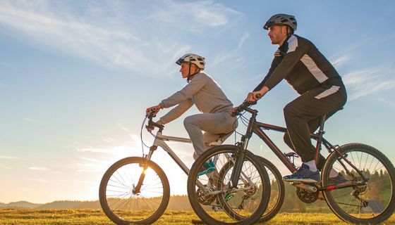 Ein Paar fährt auf Mountainbikes im Sommer.