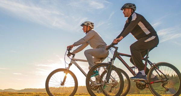 Ein Paar fährt auf Mountainbikes im Sommer.