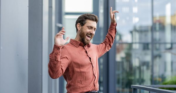 Business-Mann tanzt im Büro.