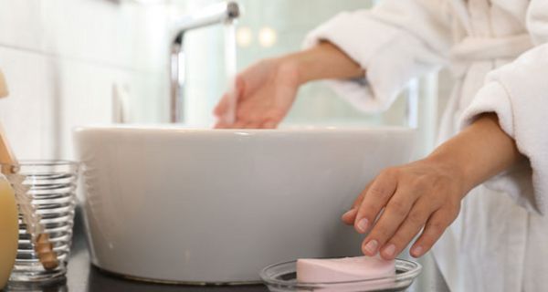 "Waschen Sie Ihre Hände mit normaler Seife und Wasser", rät Studienautorin Prof. Erica Hartmann von der Northwestern University (USA).