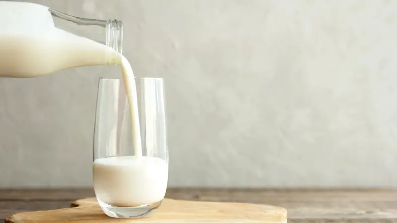 Ein Glas Milch wird eingegossen.