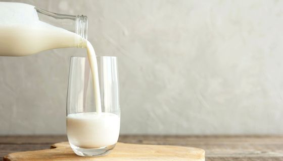 Ein Glas Milch wird eingegossen.