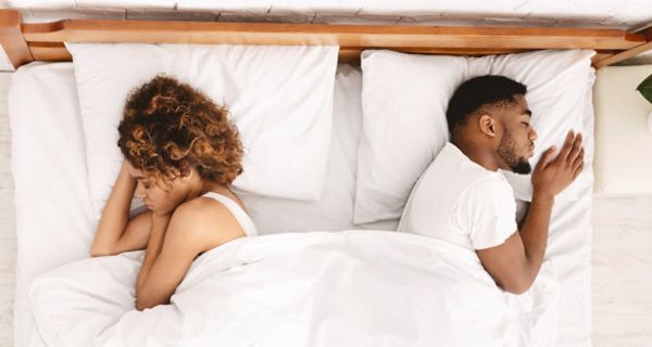 Die richtige Matratze und Schlafposition trägt einiges zur Schlafqualität bei.