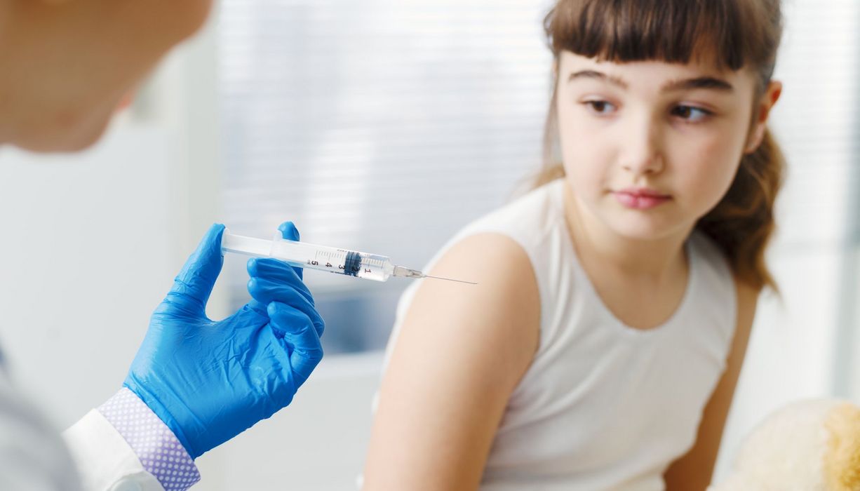 Junges Mädchen, bekommt eine Impfung