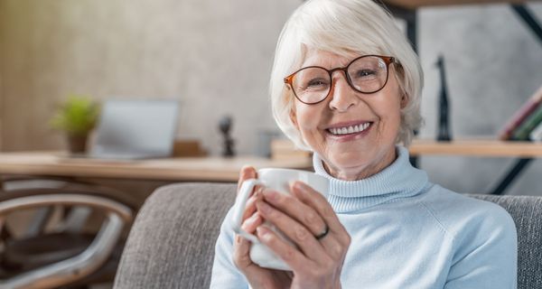 Ältere Frau mit einer Tasse Tee.