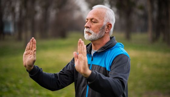 Mann, praktiziert Tai Chi.