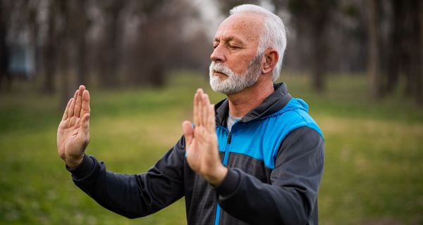 Mann, praktiziert Tai Chi.