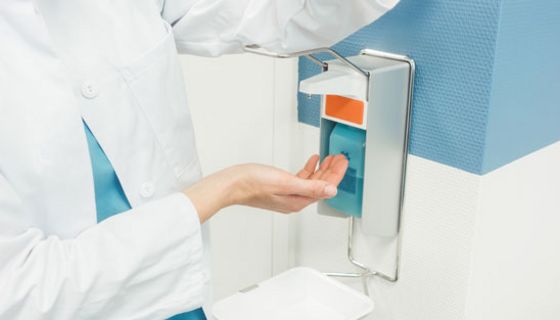 Apotheker dürfen nun selbst Desinfektionsmittel herstellen.