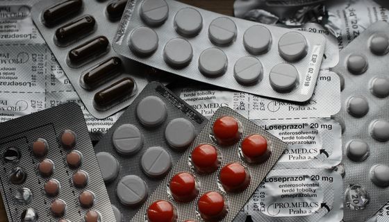 Einzelne Arzneimittelpackungen liegen übereinander.