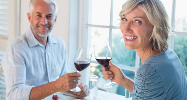 Menschen mit erhöhtem erblichen Risiko für Alkoholkonsum tut eine Beziehung gut.