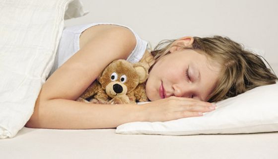 Kinder, die erst spät ins Bett gehen, sind später häufiger übergewichtig.