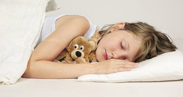 Kinder, die erst spät ins Bett gehen, sind später häufiger übergewichtig.