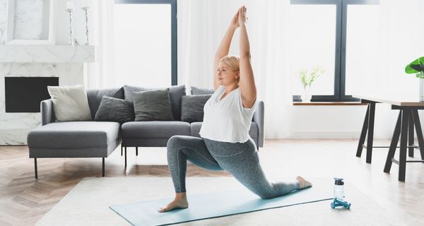 Übergewichtige Frau, macht Yoga.