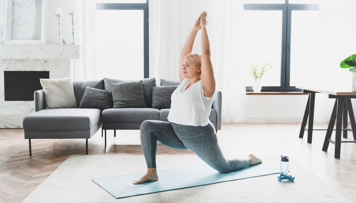 Übergewichtige Frau, macht Yoga.